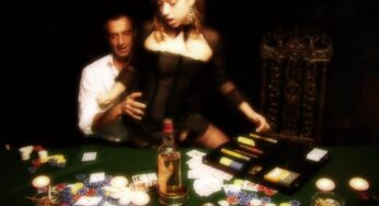 Poker masasında üç adamın sırayla deliklerini doldurduğu esmer hatun
